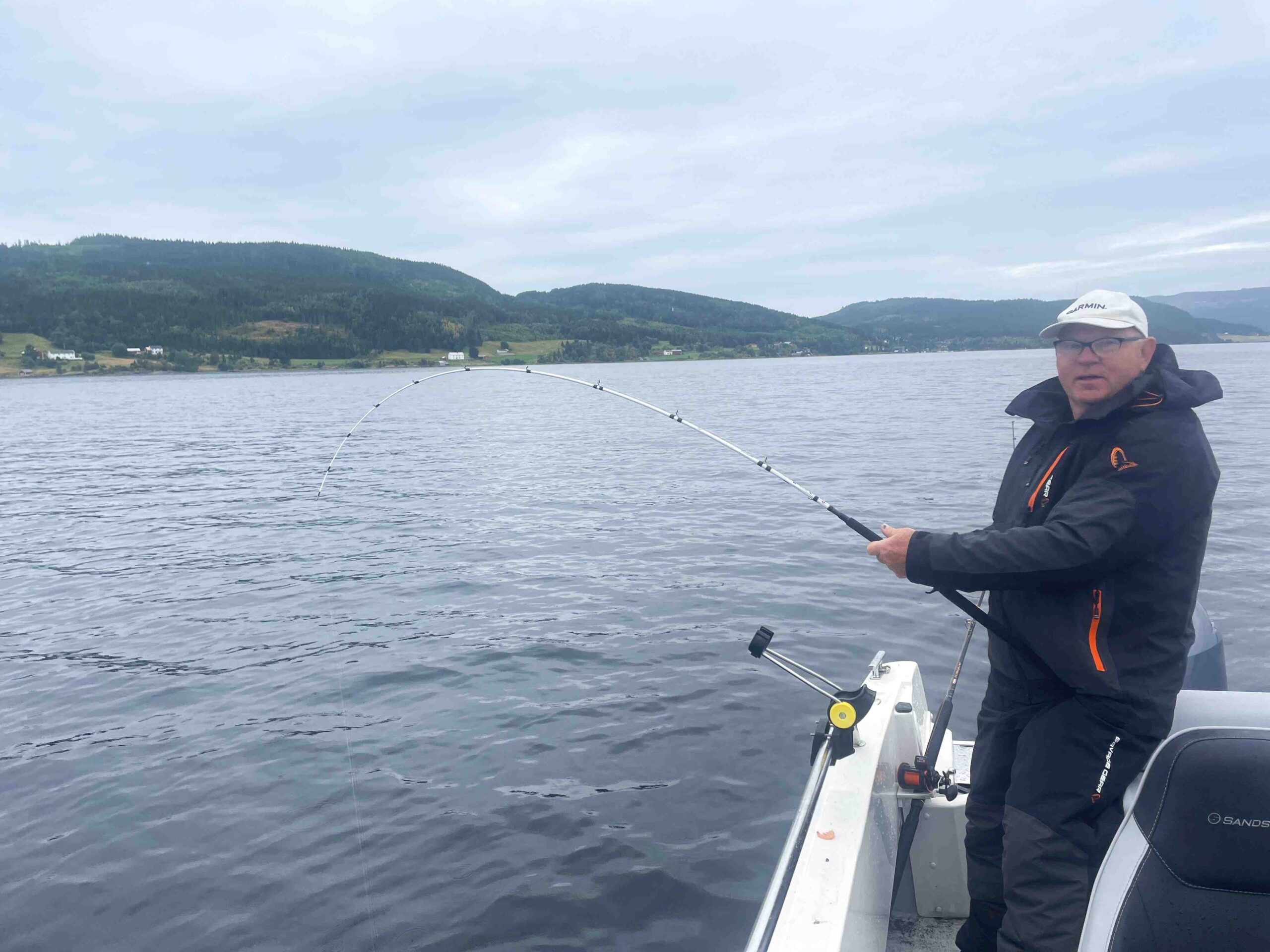 Du visar för närvarande Scarnsundet bjöd på blandat fiske med Hälleflundra fin långa och stor vitling.
